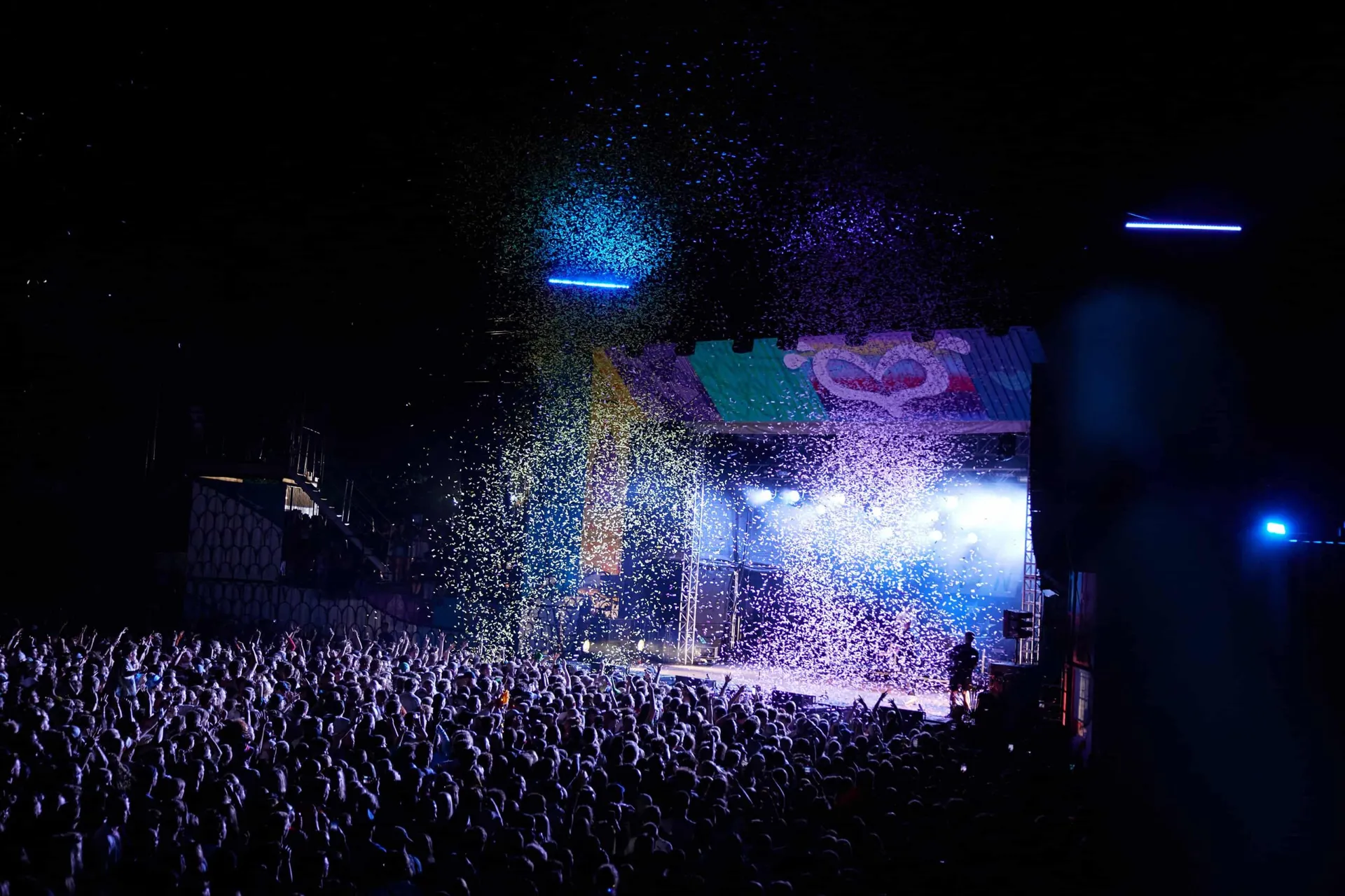 Große Festivalbühne mit Publikum und Konfetti