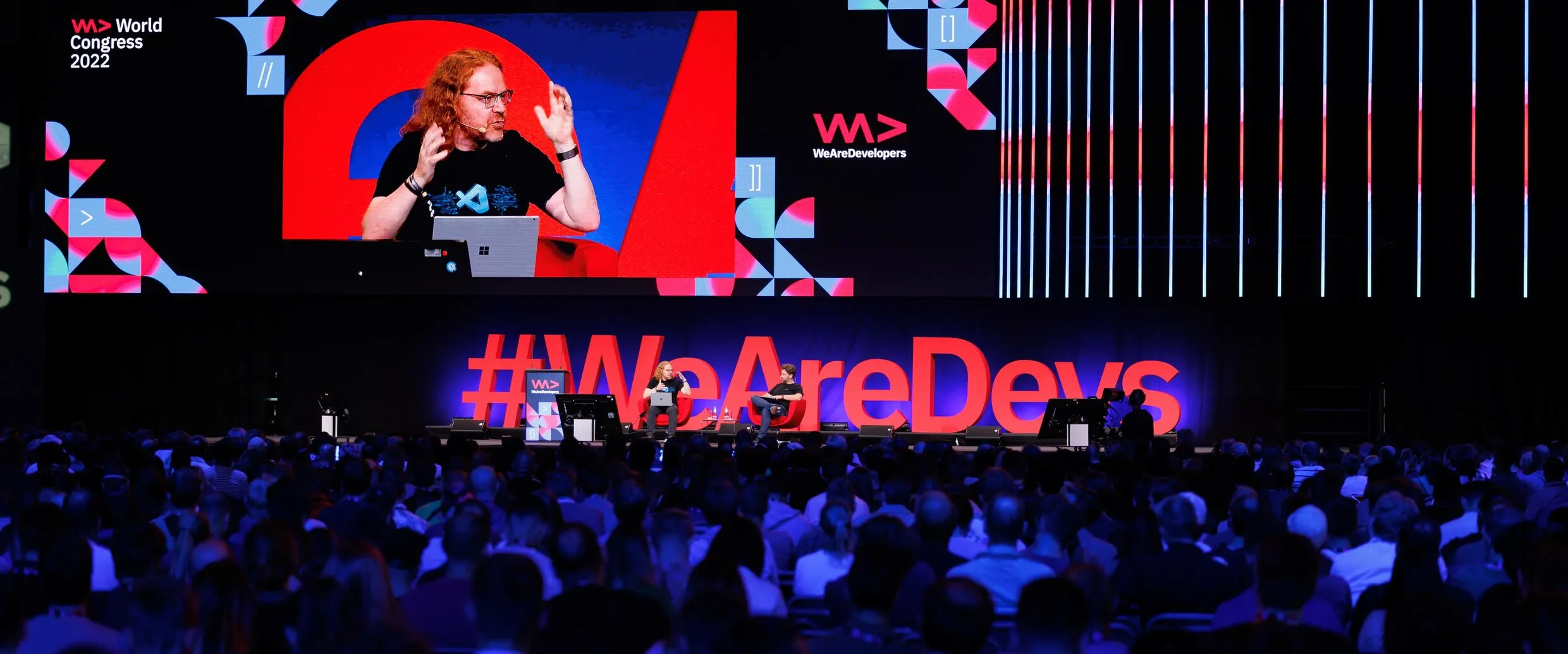 Große Kongressbühne des WeAreDevelopers Congress mit Publikum
