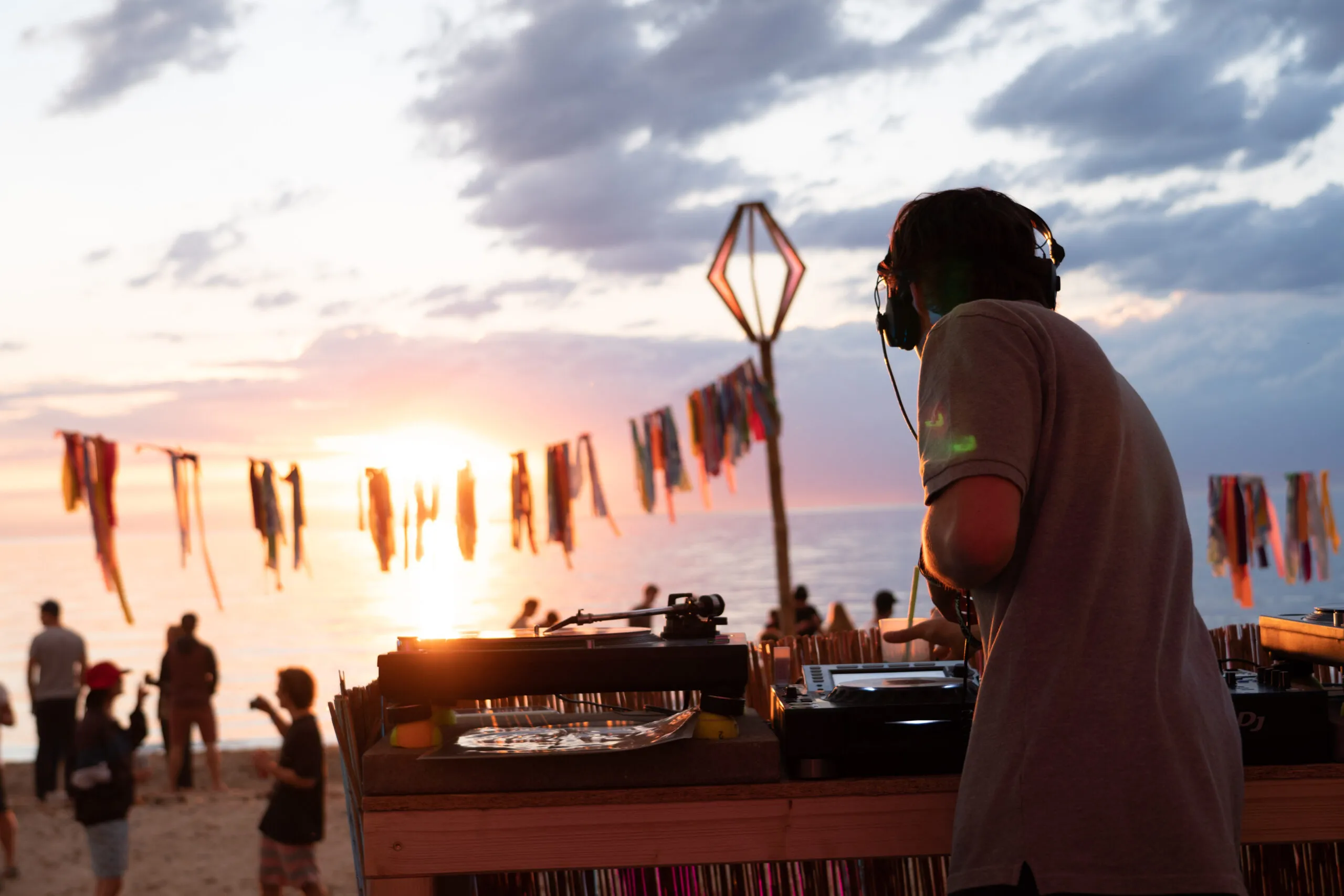 Besucherinnen und Besucher auf dem Zuparken Festival am Strand